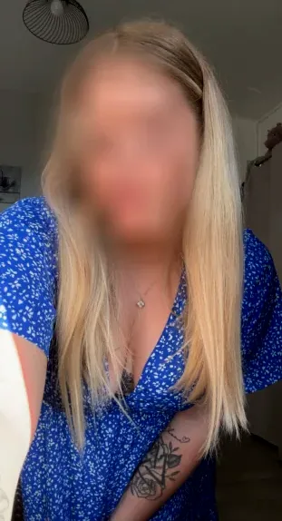 Bouchra, 22